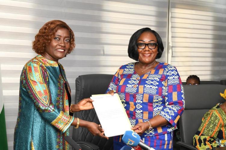 Côte d’Ivoire/Dialogue social: Anne Ouloto réceptionne le rapport de  revendications des syndicats de l’éducation 